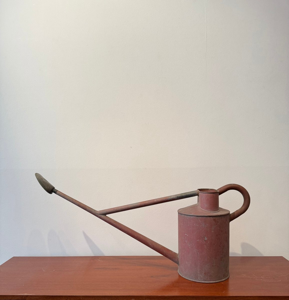 Une collection d'arrosoirs anciens de différentes formes et tailles -photo-3