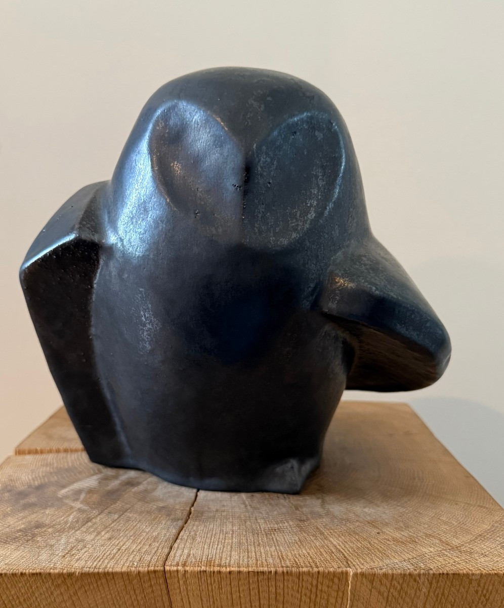 Une chouette en céramique noire 