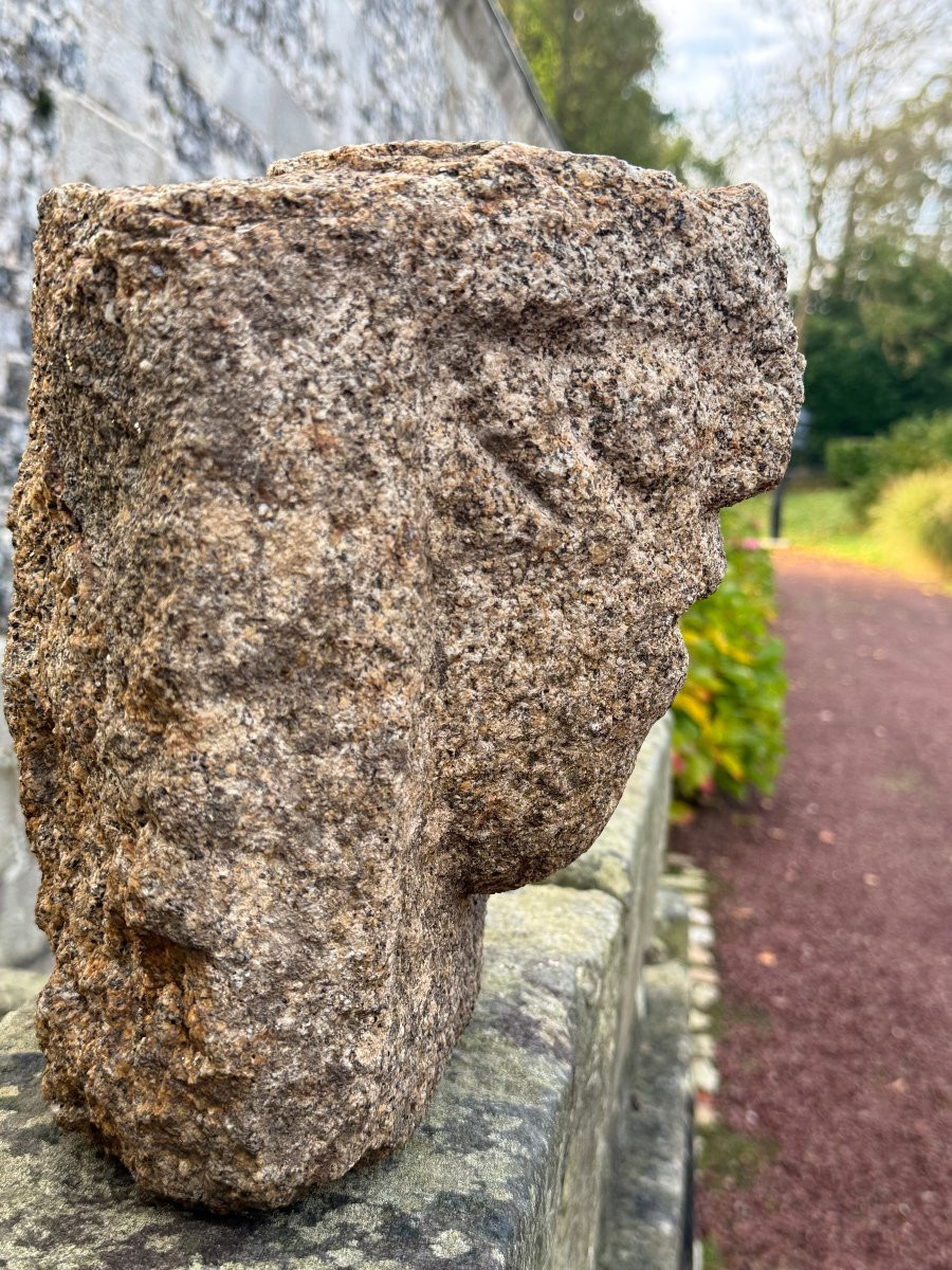 Tete grotesque, element d'architecture medieval en granit , Normandie ou iles Anglo Normandes -photo-3