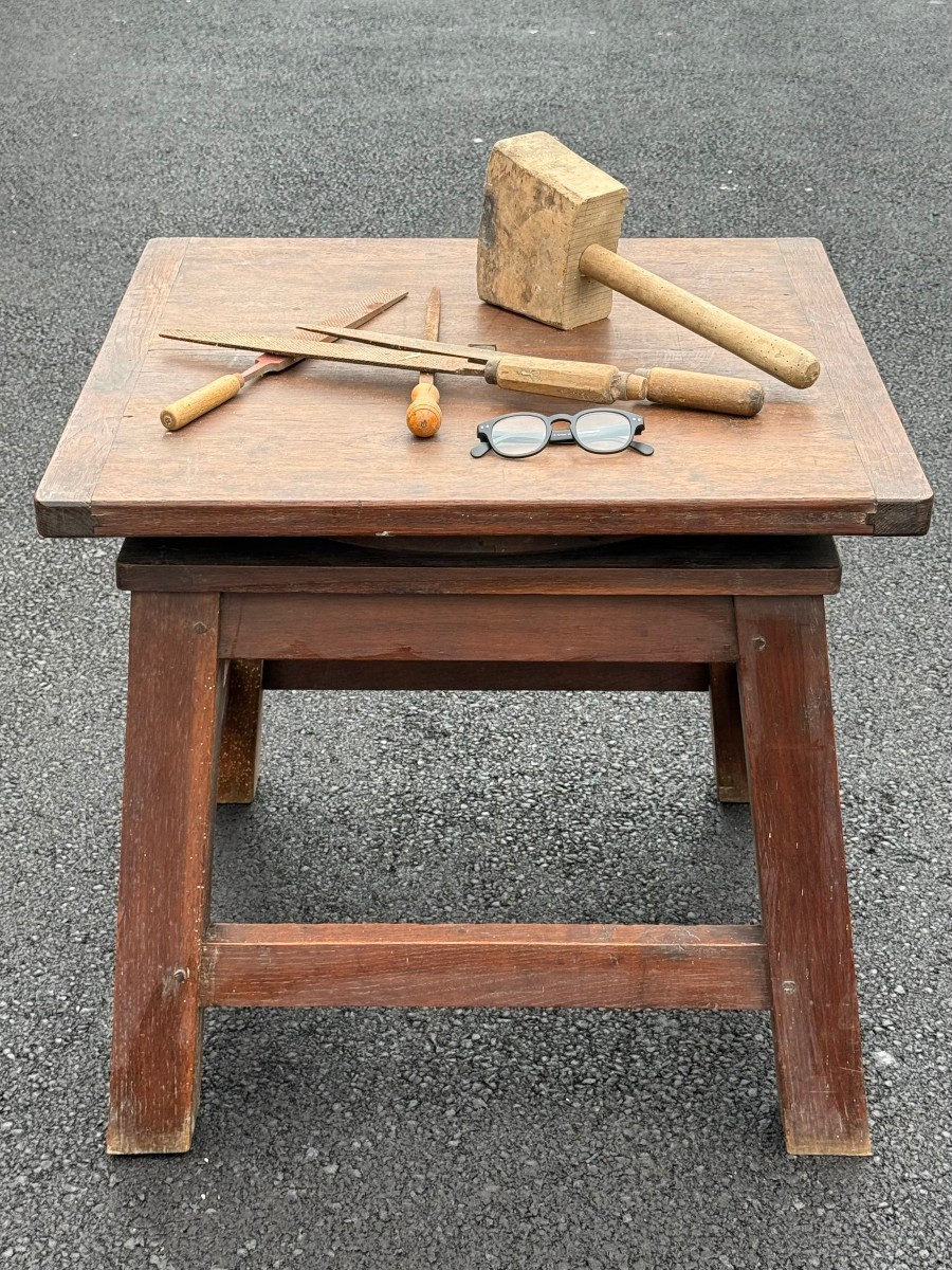 Grosse sellette de sculpteur en chene à plateau pivotant 