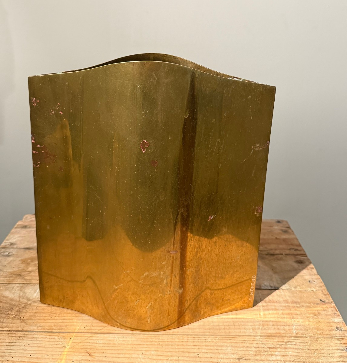 Vase sculpture en laiton doré de Dolly Moreno circa 1960-70