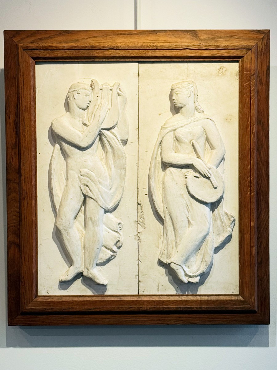 Bas relief en platre allégorie de la musique et de la peinture vers 1940