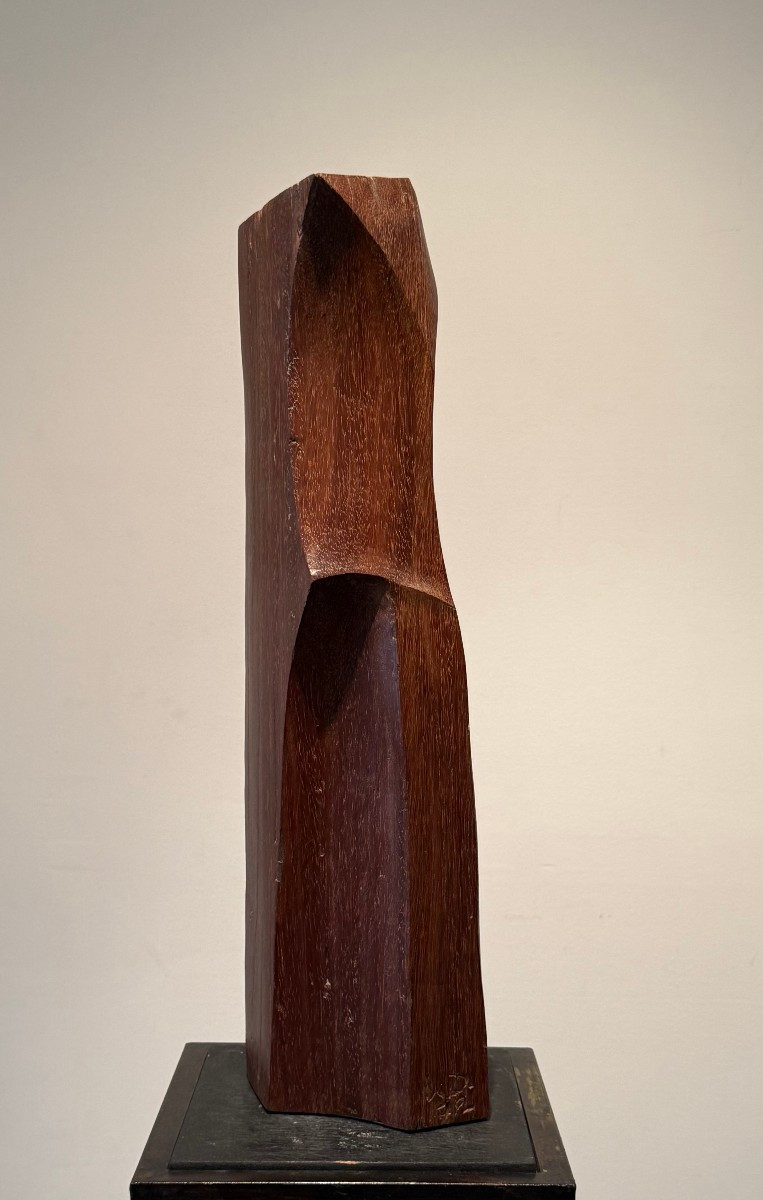 grande sculpture abstraite en bois exotique monogrammée et datée 72