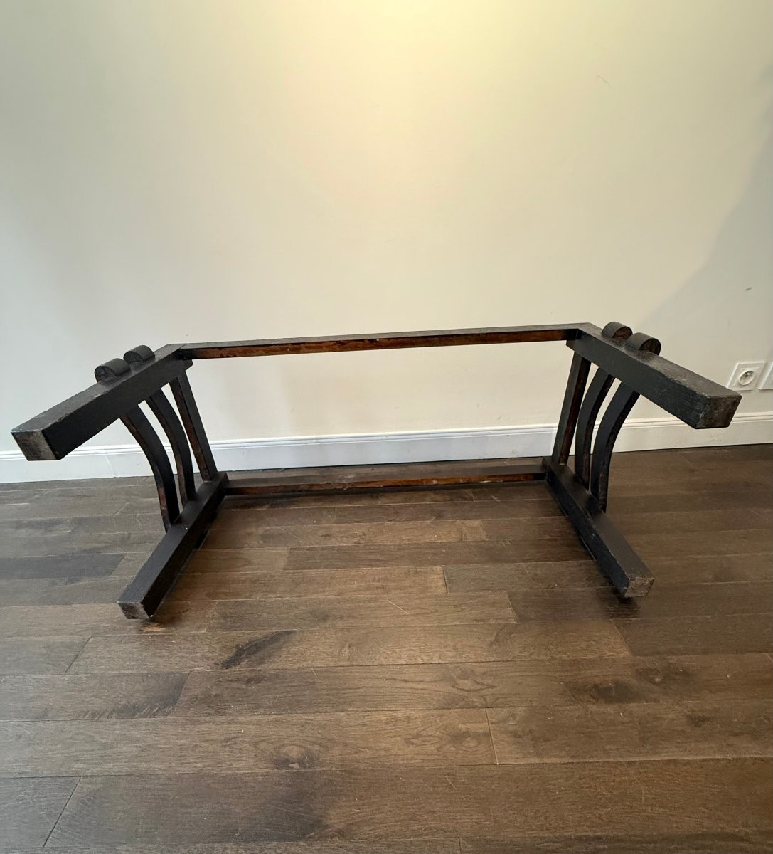 table basse en bois noircit, plateau manquant, vers 1940 -photo-5