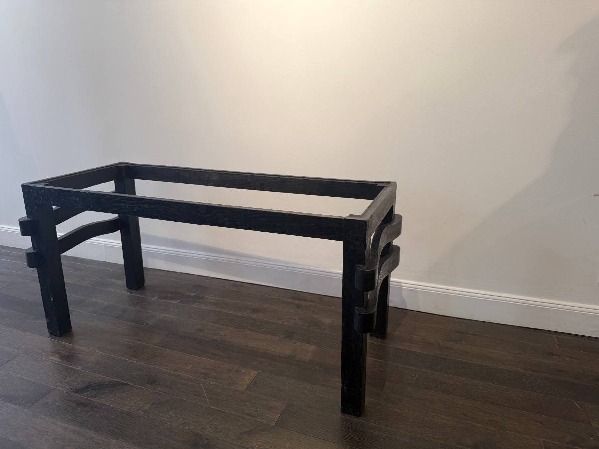 table basse en bois noircit, plateau manquant, vers 1940 