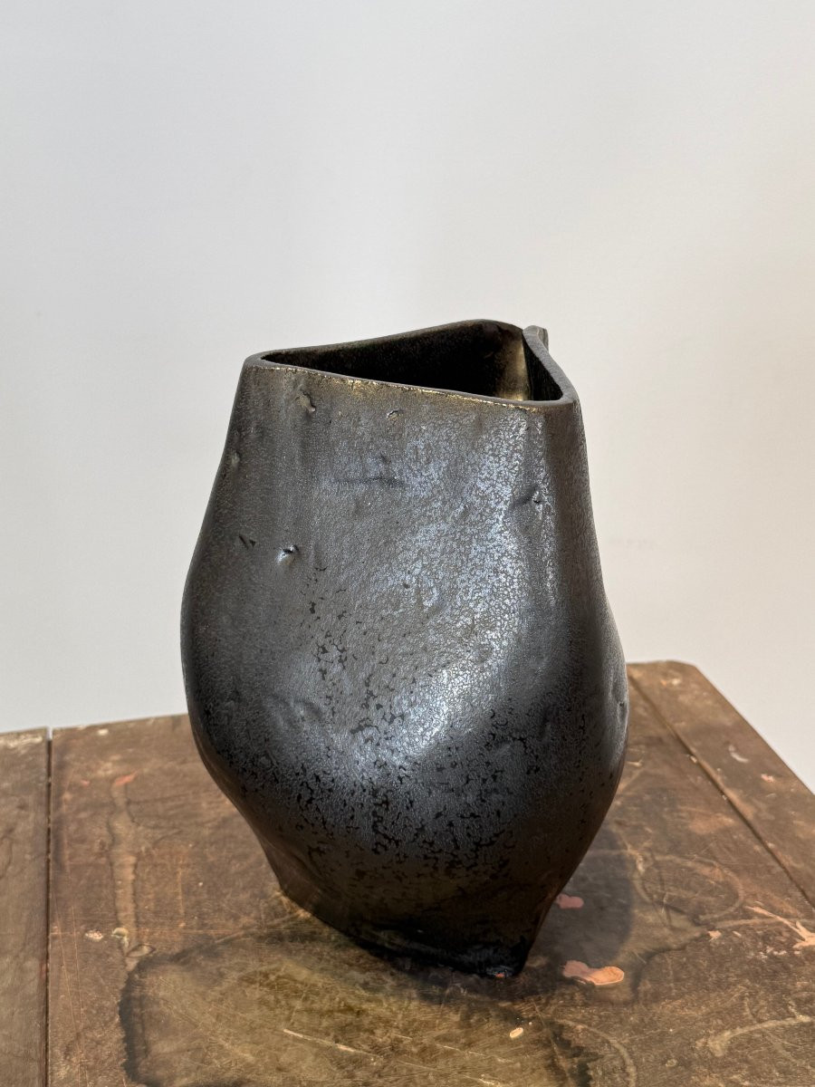 Vase en céramique noire de forme architecturée signature à identifier -photo-4