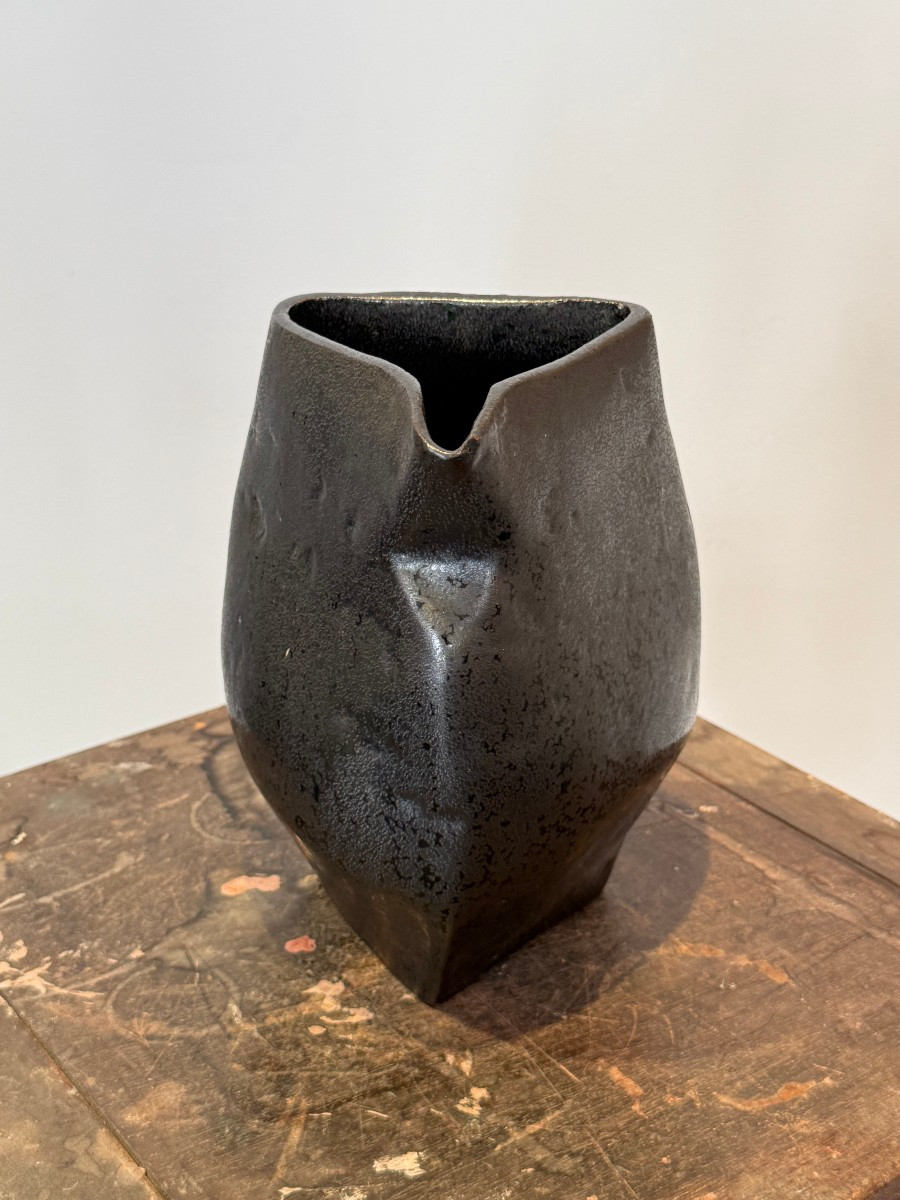 Vase en céramique noire de forme architecturée signature à identifier 