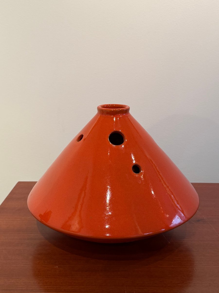 vase en ceramique orange vers 1960 de forme conique  