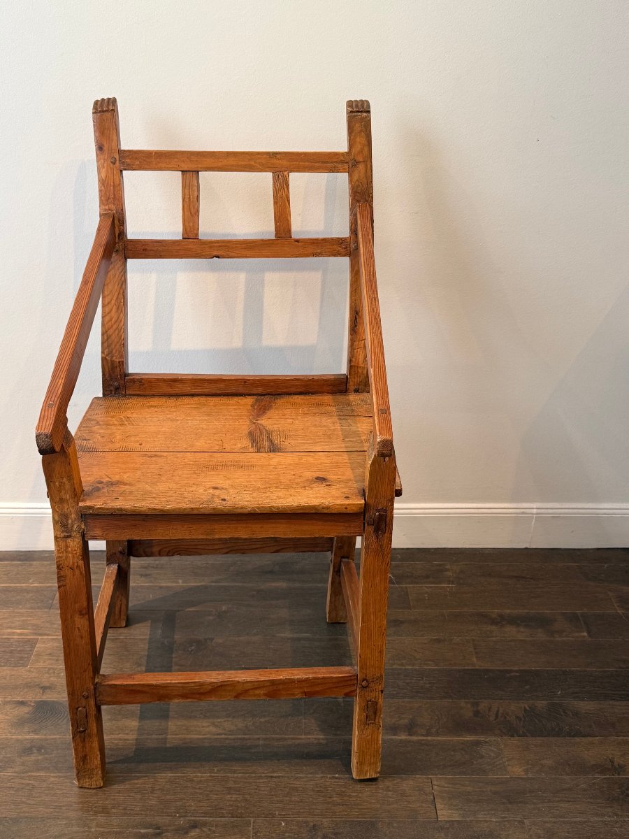 Fauteuil art populaire en bois massif (pin) fin 19 e début 20 e 