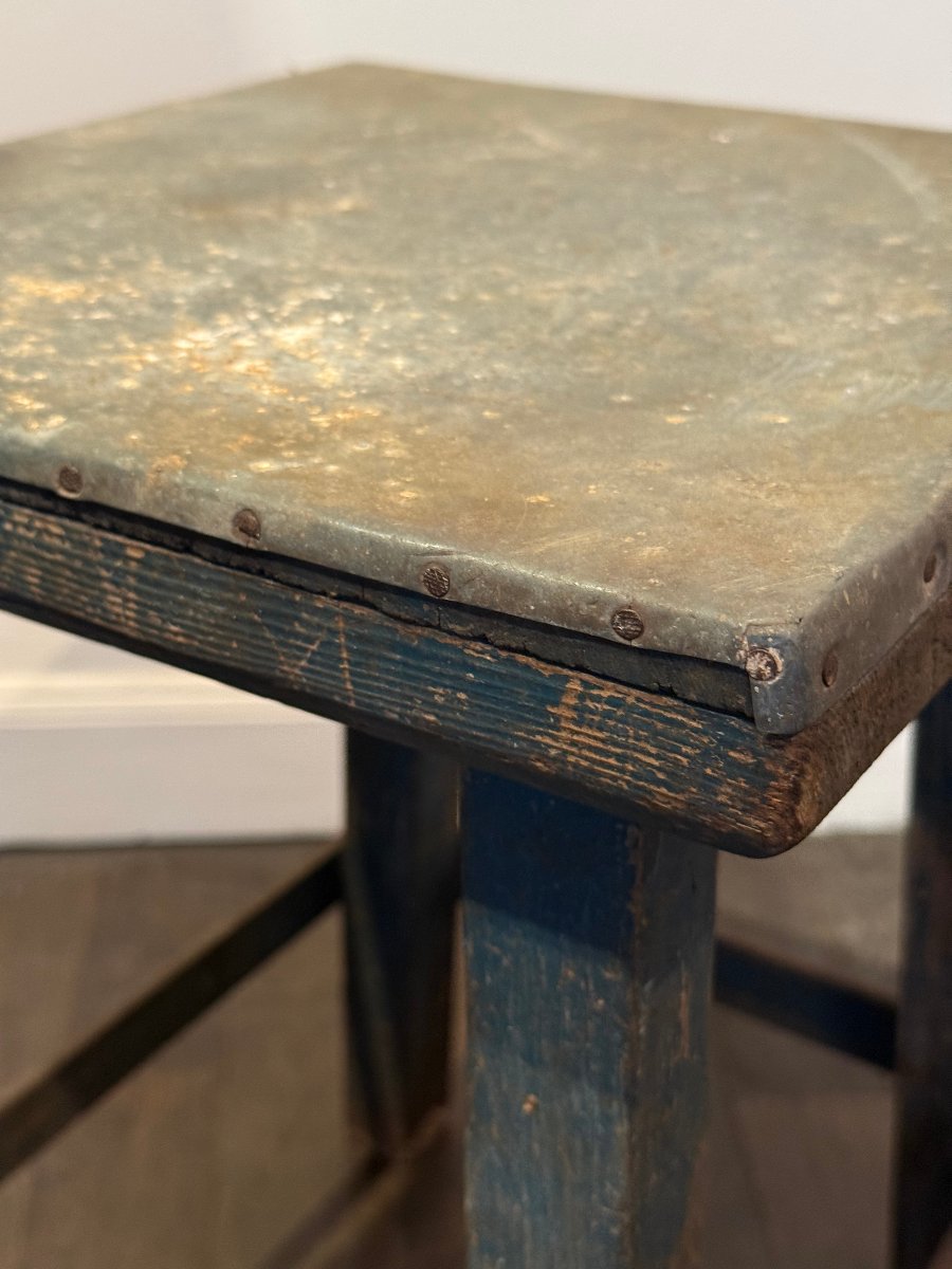 Tabouret en pin, l'assise recouverte de zinc, années 50-photo-1