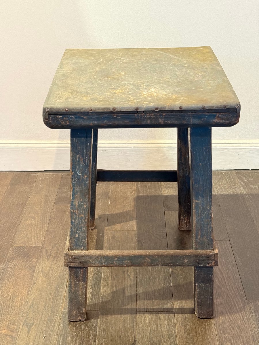 Tabouret en pin, l'assise recouverte de zinc, années 50