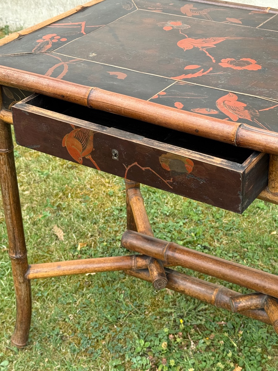 Table d’appoint en bambou et plateau en laque à decor d’oiseaux fin 19e -photo-2