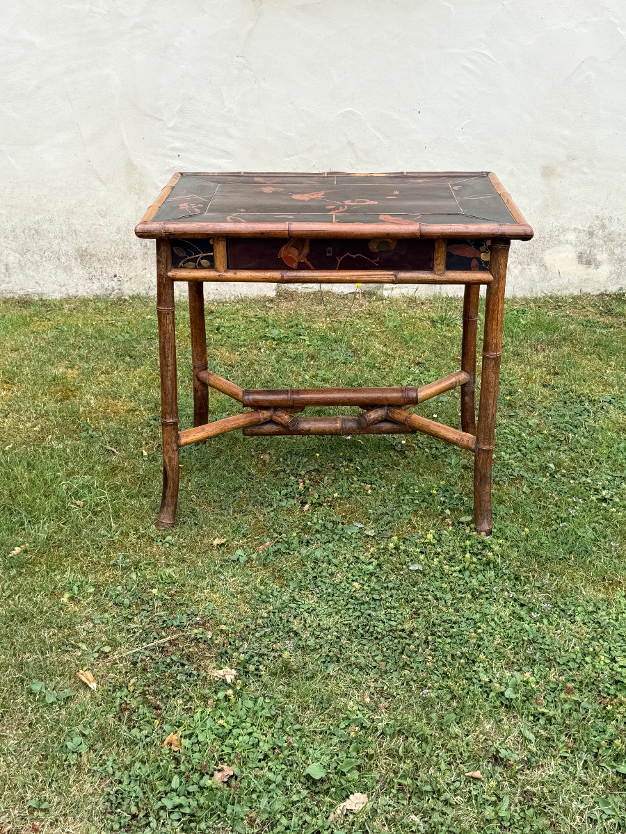 Table d’appoint en bambou et plateau en laque à decor d’oiseaux fin 19e 