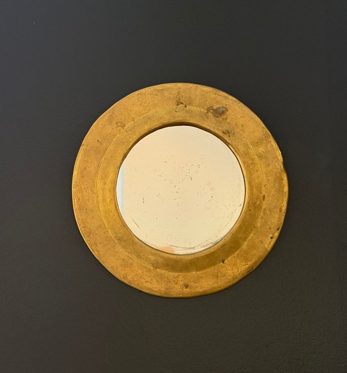 Petit miroir en laiton doré, travail anonyme vers 1960
