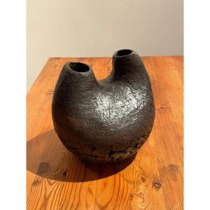 Vase sculptural en ceramique à deux embouchures, signé sous la base