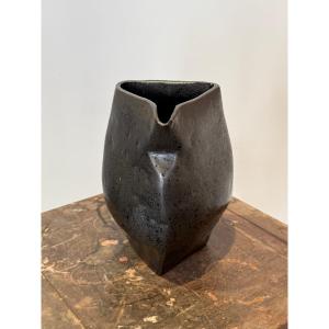 Vase en céramique noire de forme architecturée signature à identifier