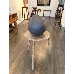 Grande ceramique noire formant vase ou sculpture