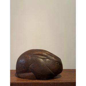 Un grand lapin, sculpture en taille directe de Charles Régnier vers 1930