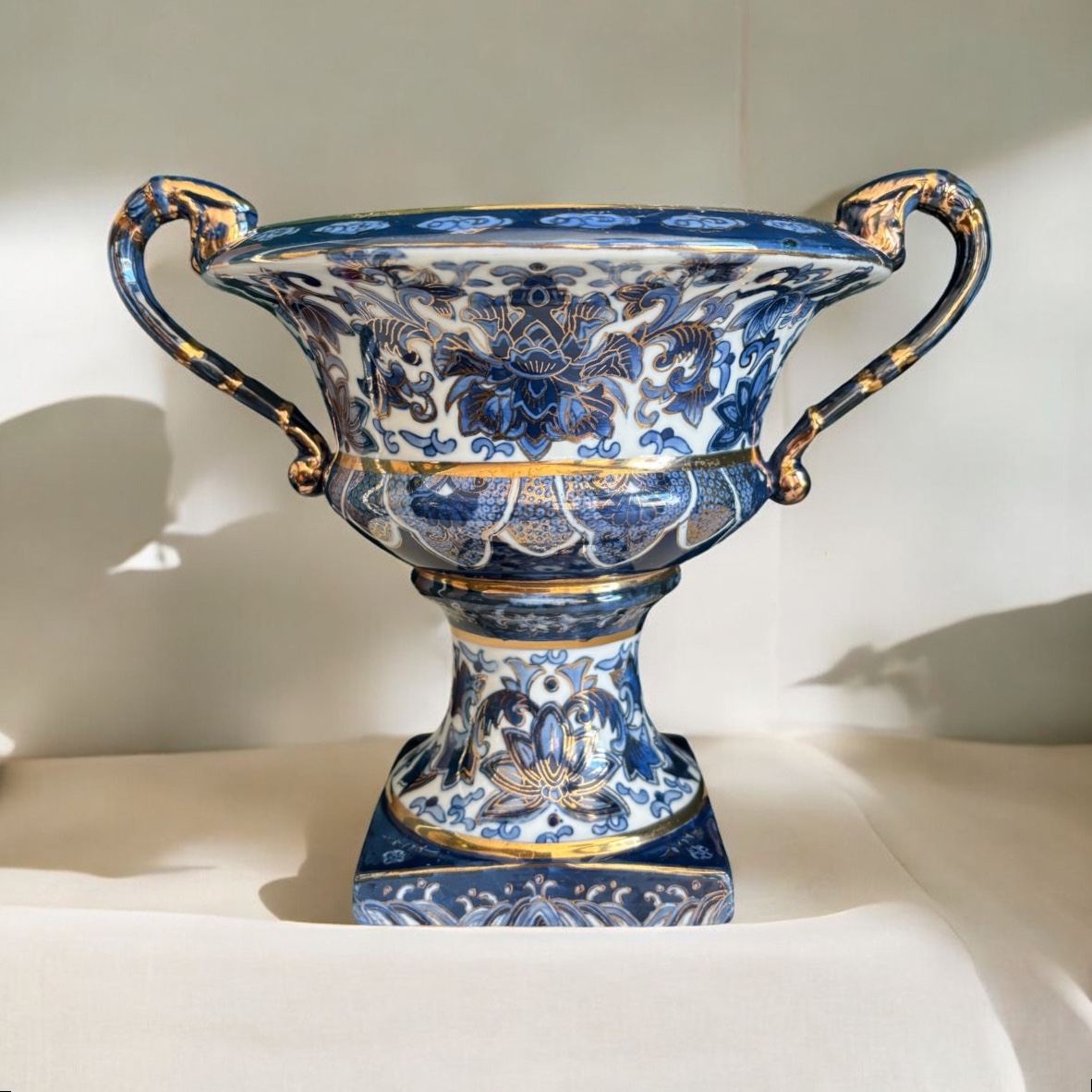 Vase Médicis en faïence émaillée – Style Renaissance