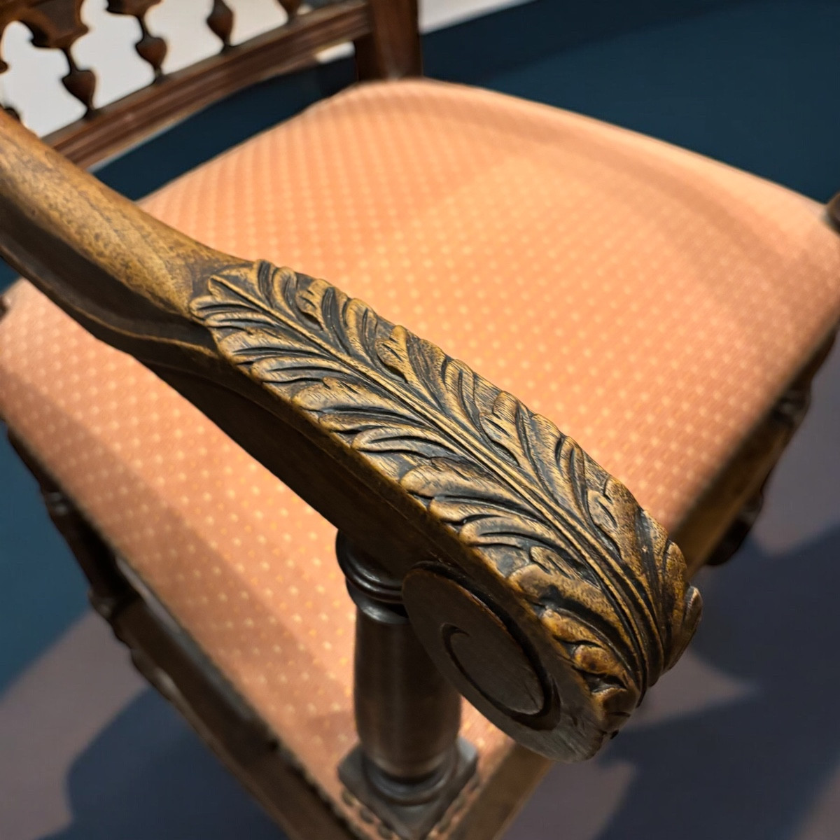 Fauteuil en noyer, style Renaissance XIXᵉ siècle, sculpté et retapissé-photo-4