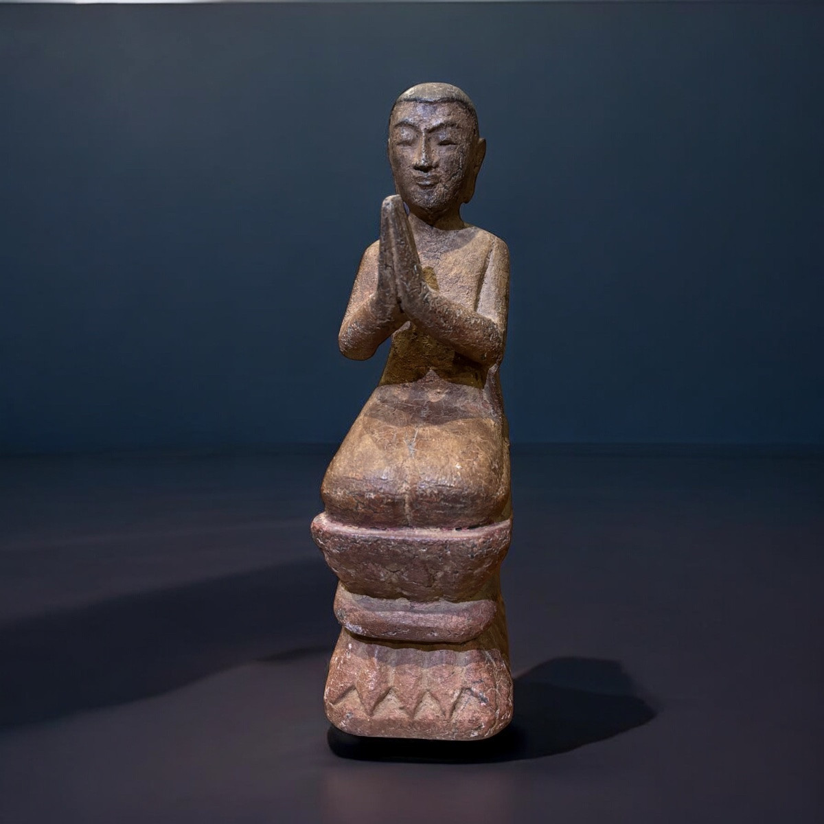Statuette ancienne d’Asie du Sud-Est – Moine ou disciple en prière – Fin XIXe siècle-photo-2