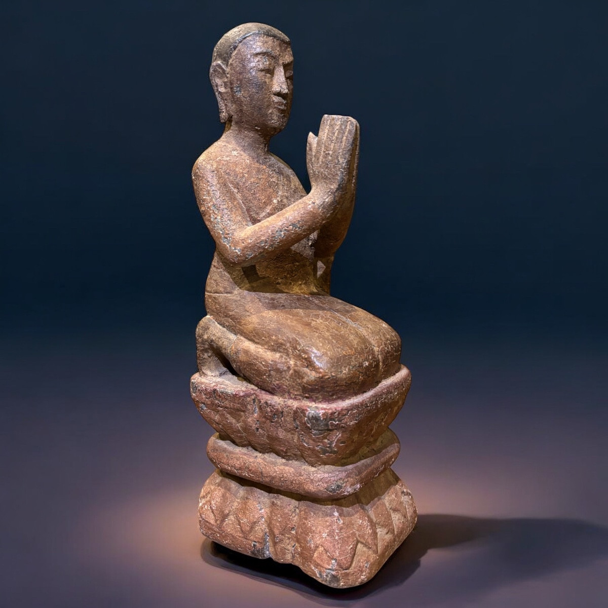 Statuette ancienne d’Asie du Sud-Est – Moine ou disciple en prière – Fin XIXe siècle