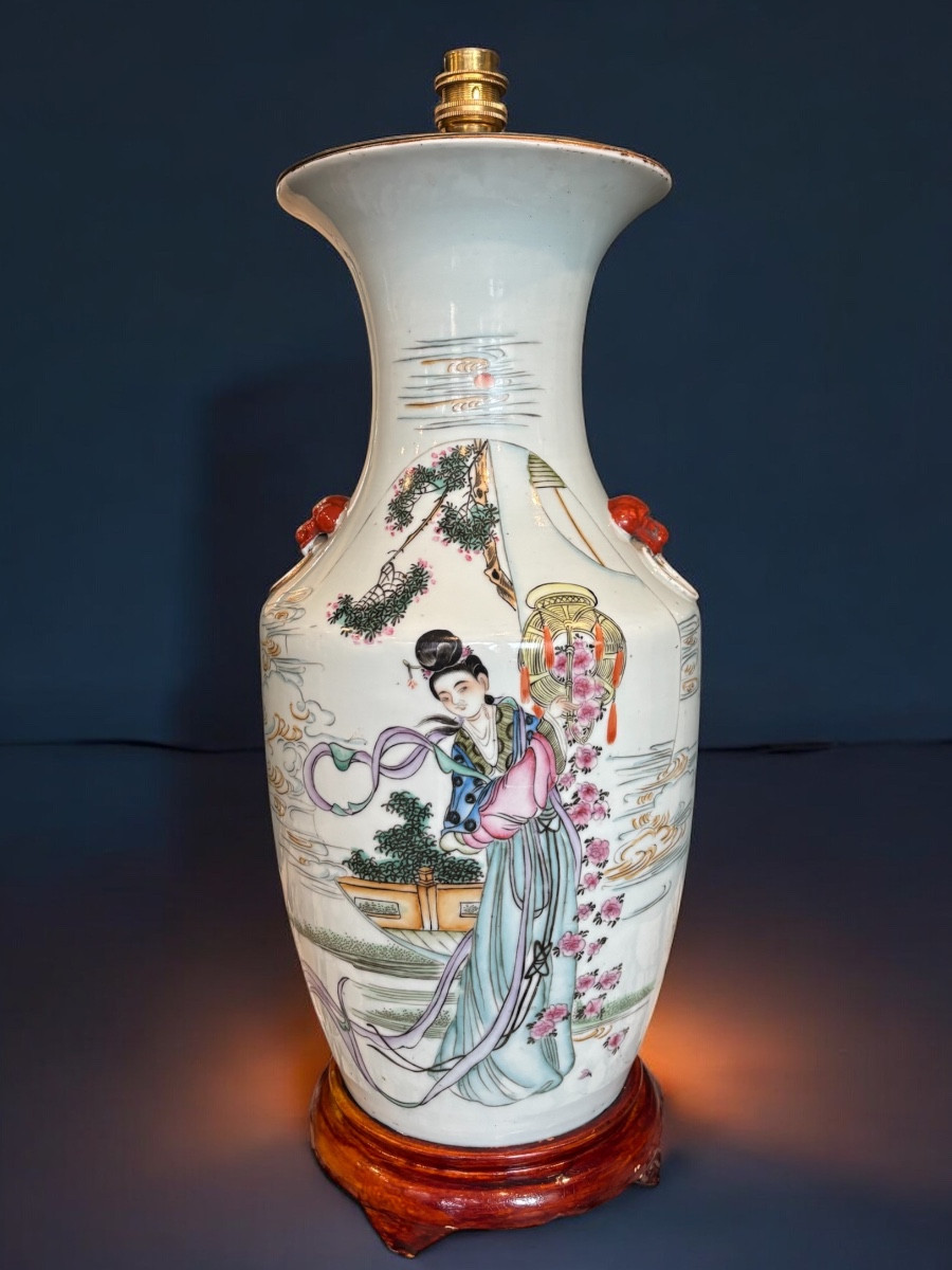 Grande lampe en porcelaine de Chine à décor de dame de cour – 1950/70