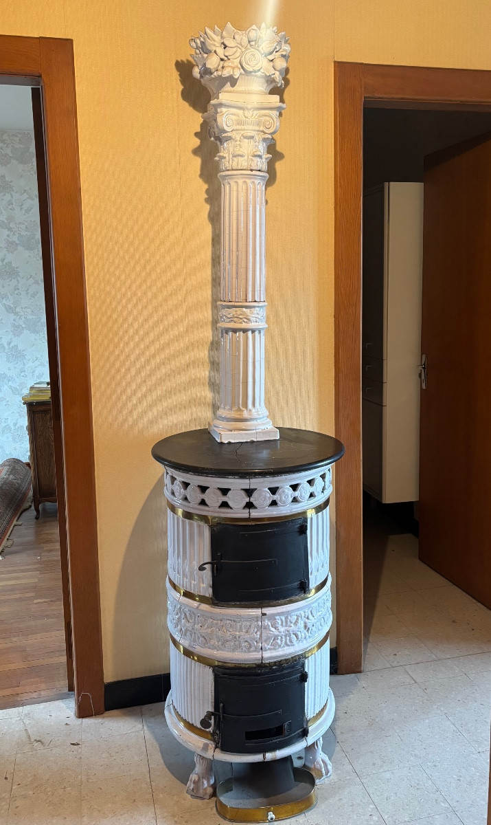 Grand poêle empire en faïence avec colonne et chapiteau début XIXe