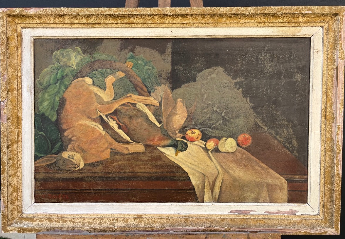Claudine Daveze (XXᵉ siècle) Grande nature morte de chasse – Huile sur panneau