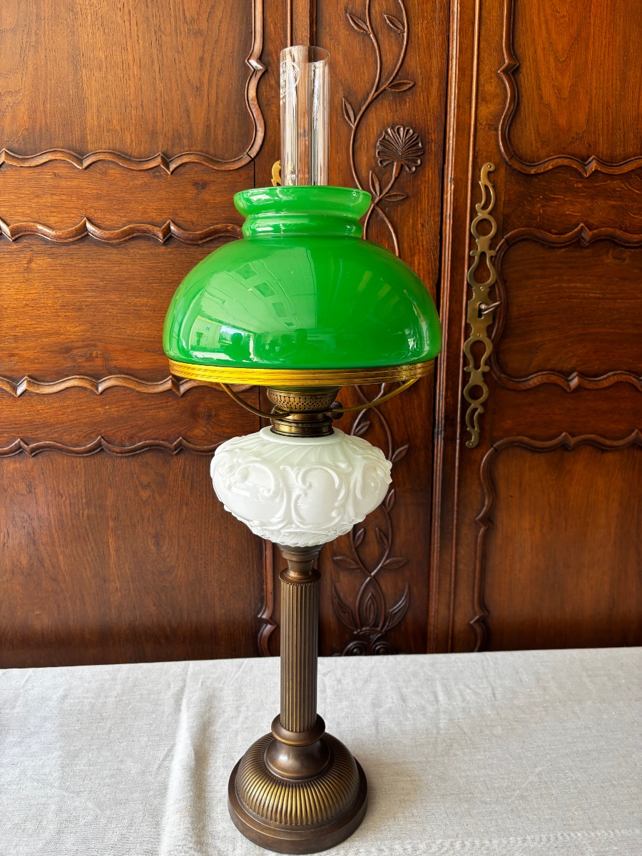 Lampe à pétrole de comptoir en laiton, opaline verte et opaline blanche – Vers 1925-photo-2