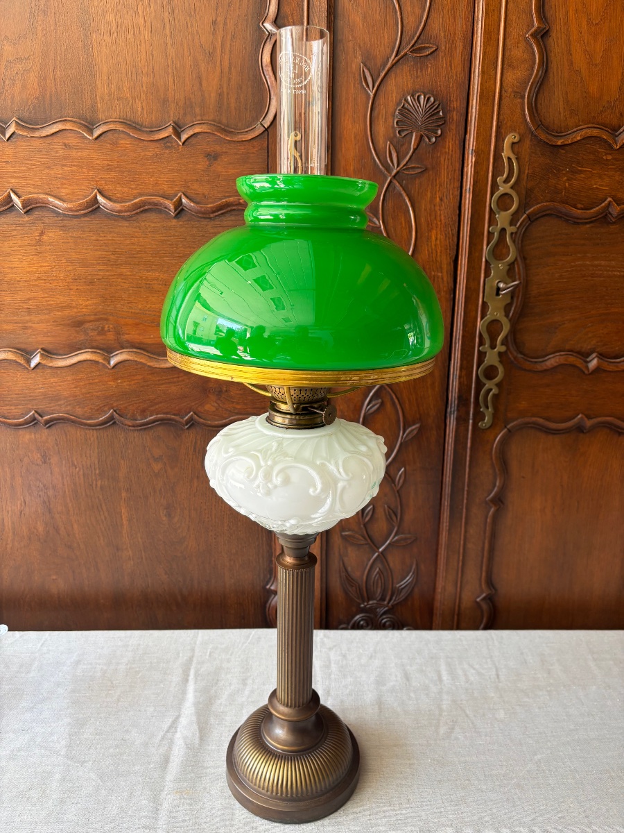 Lampe à pétrole de comptoir en laiton, opaline verte et opaline blanche – Vers 1925-photo-3