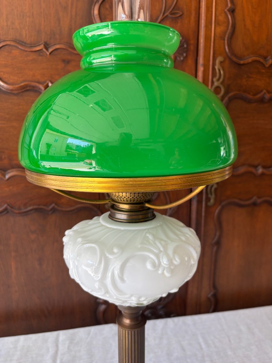 Lampe à pétrole de comptoir en laiton, opaline verte et opaline blanche – Vers 1925-photo-4