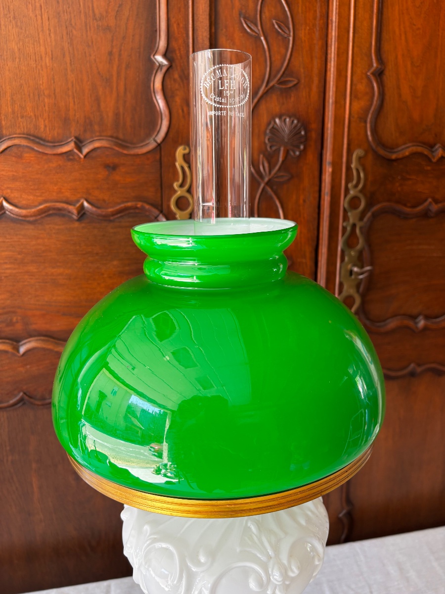 Lampe à pétrole de comptoir en laiton, opaline verte et opaline blanche – Vers 1925-photo-1