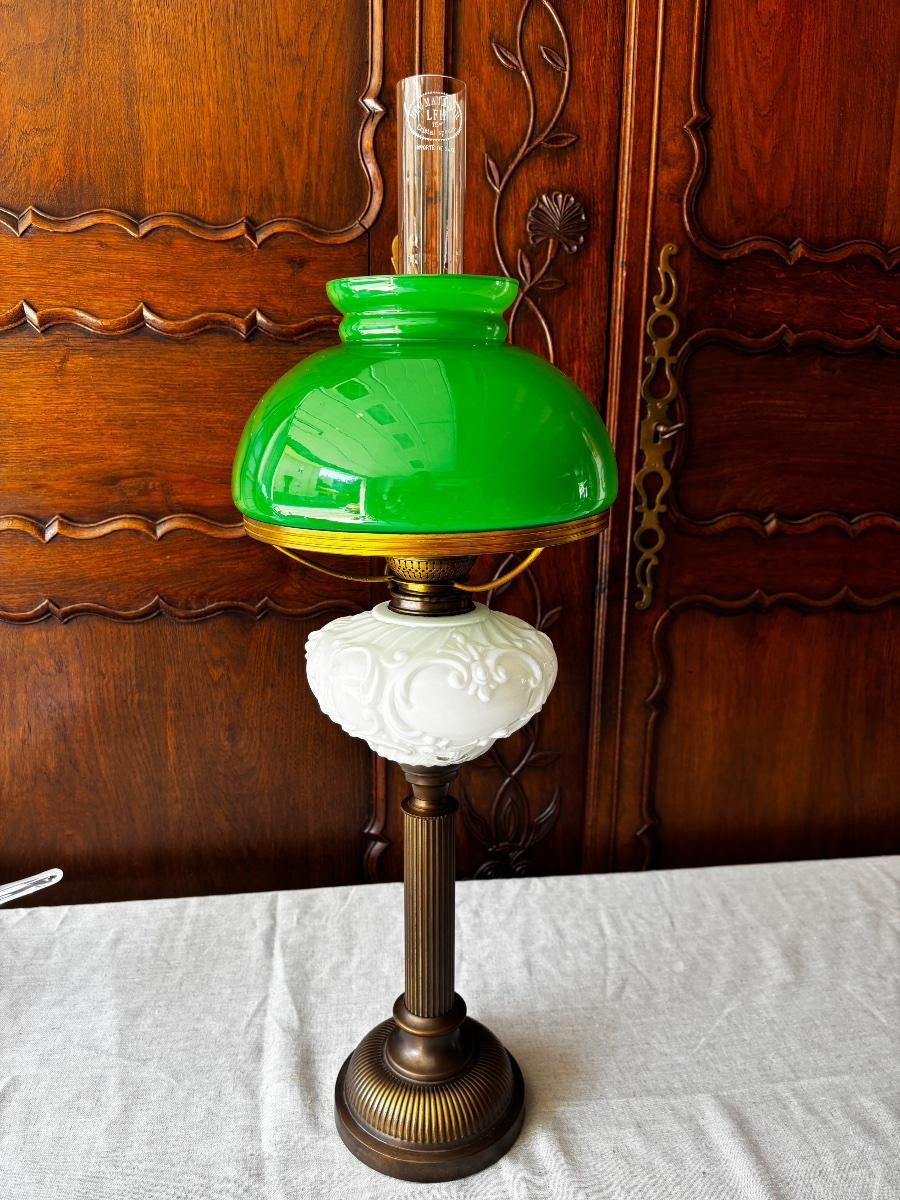 Lampe à pétrole de comptoir en laiton, opaline verte et opaline blanche – Vers 1925