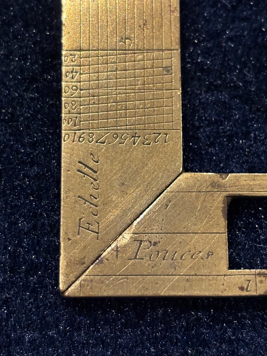 Équerre en laiton signée Cadot 1744 – Instrument scientifique XVIIIe siècle-photo-2