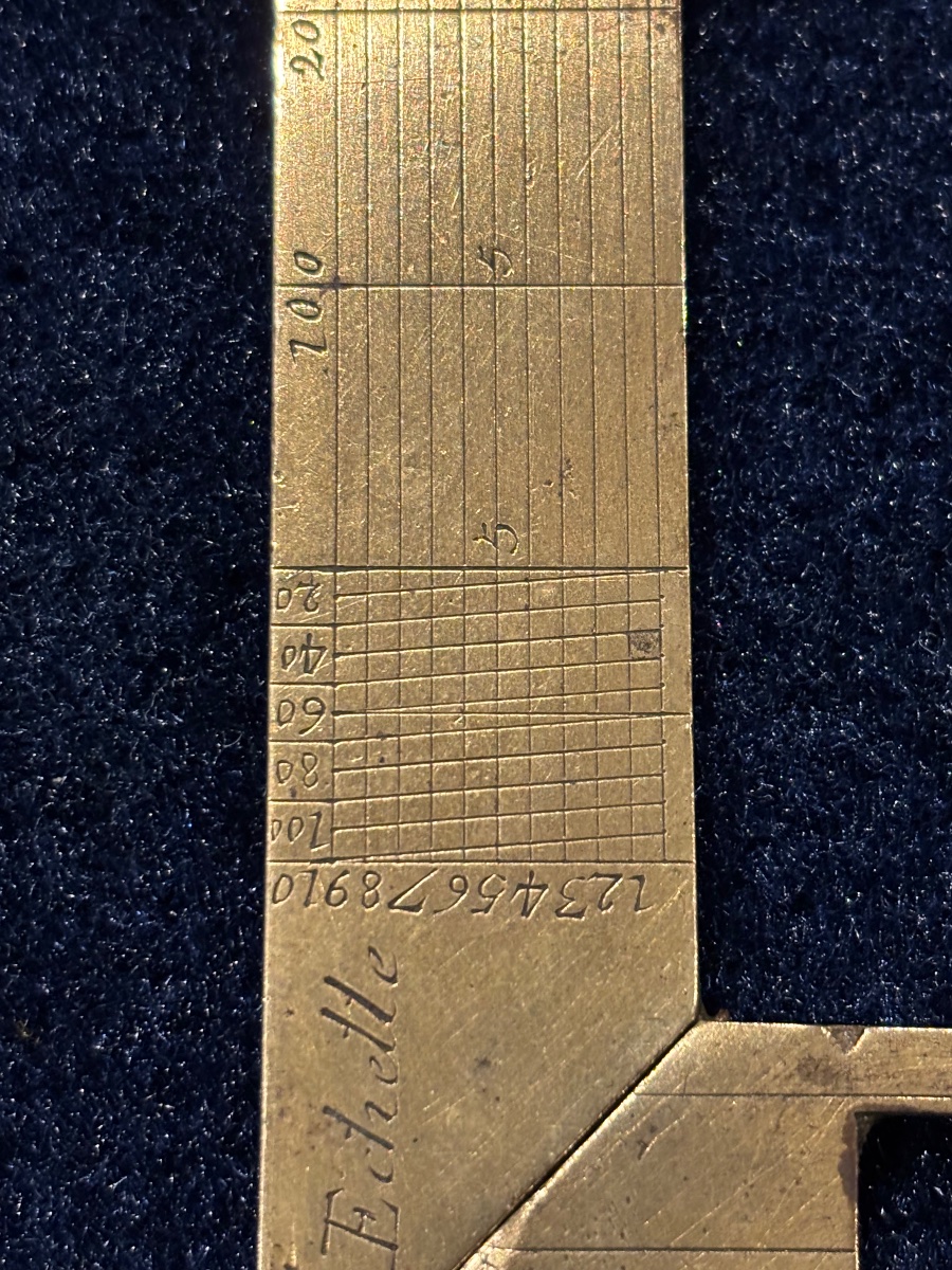 Équerre en laiton signée Cadot 1744 – Instrument scientifique XVIIIe siècle-photo-3