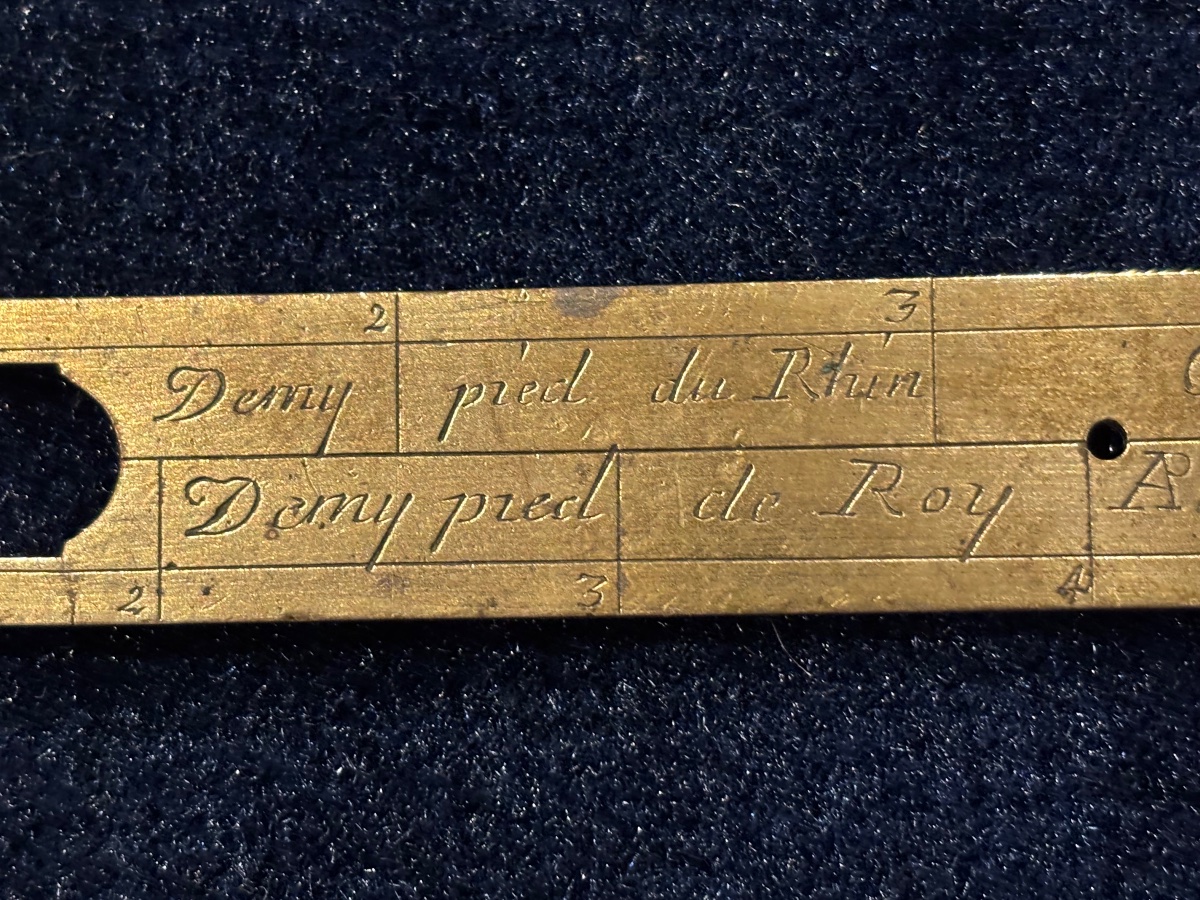 Équerre en laiton signée Cadot 1744 – Instrument scientifique XVIIIe siècle-photo-4