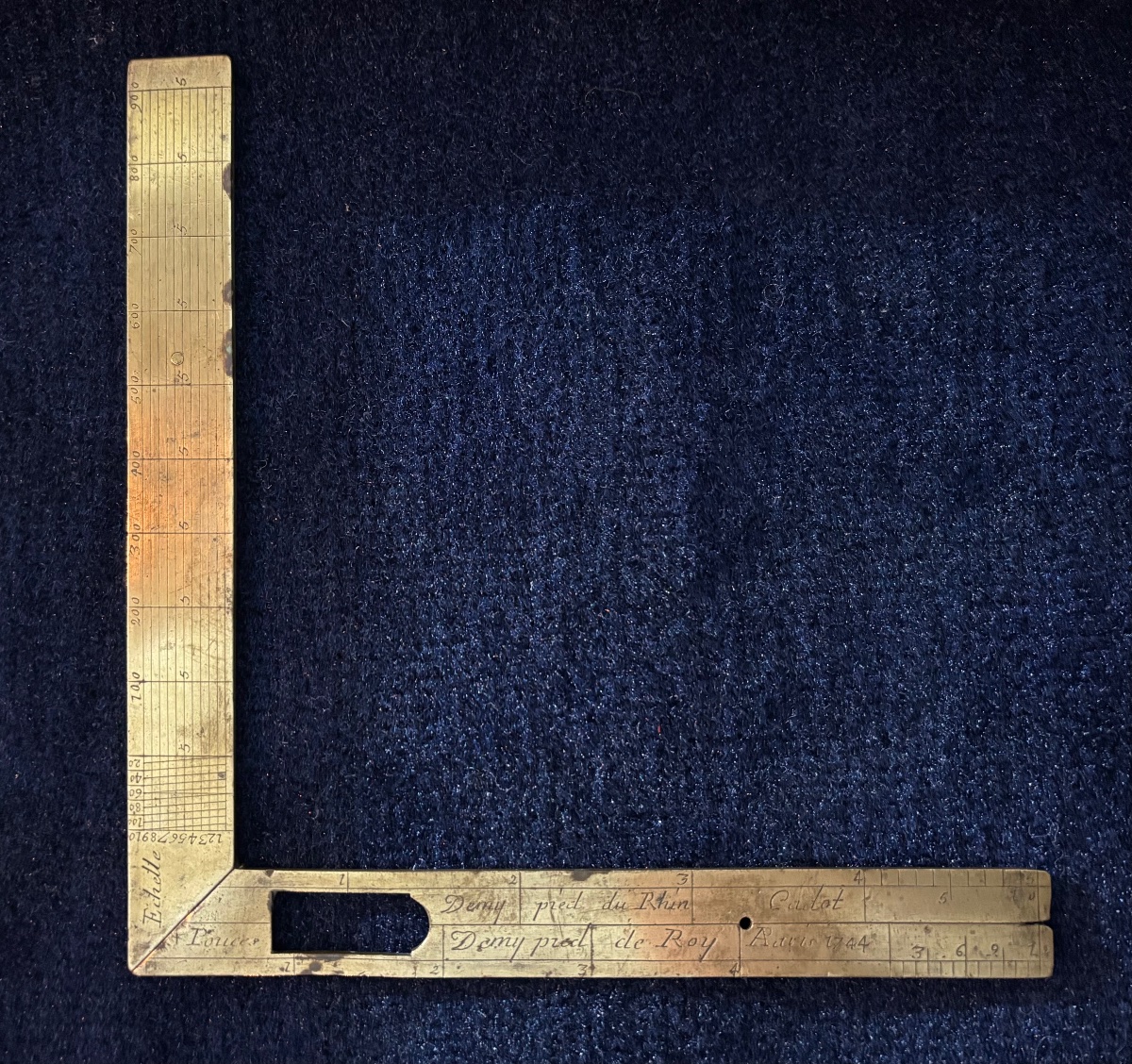 Équerre en laiton signée Cadot 1744 – Instrument scientifique XVIIIe siècle