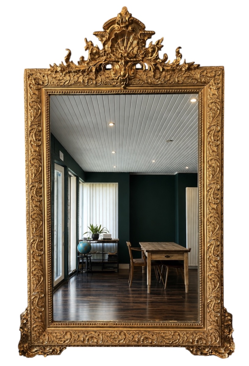 Beau miroir doré de style Louis XV, datant de la fin du XIXe – début du XXe siècle.
