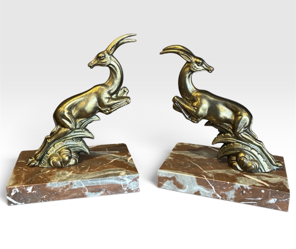 Paire de serre-livres Art Déco signés UCRA – Gazelles en régule et marbre