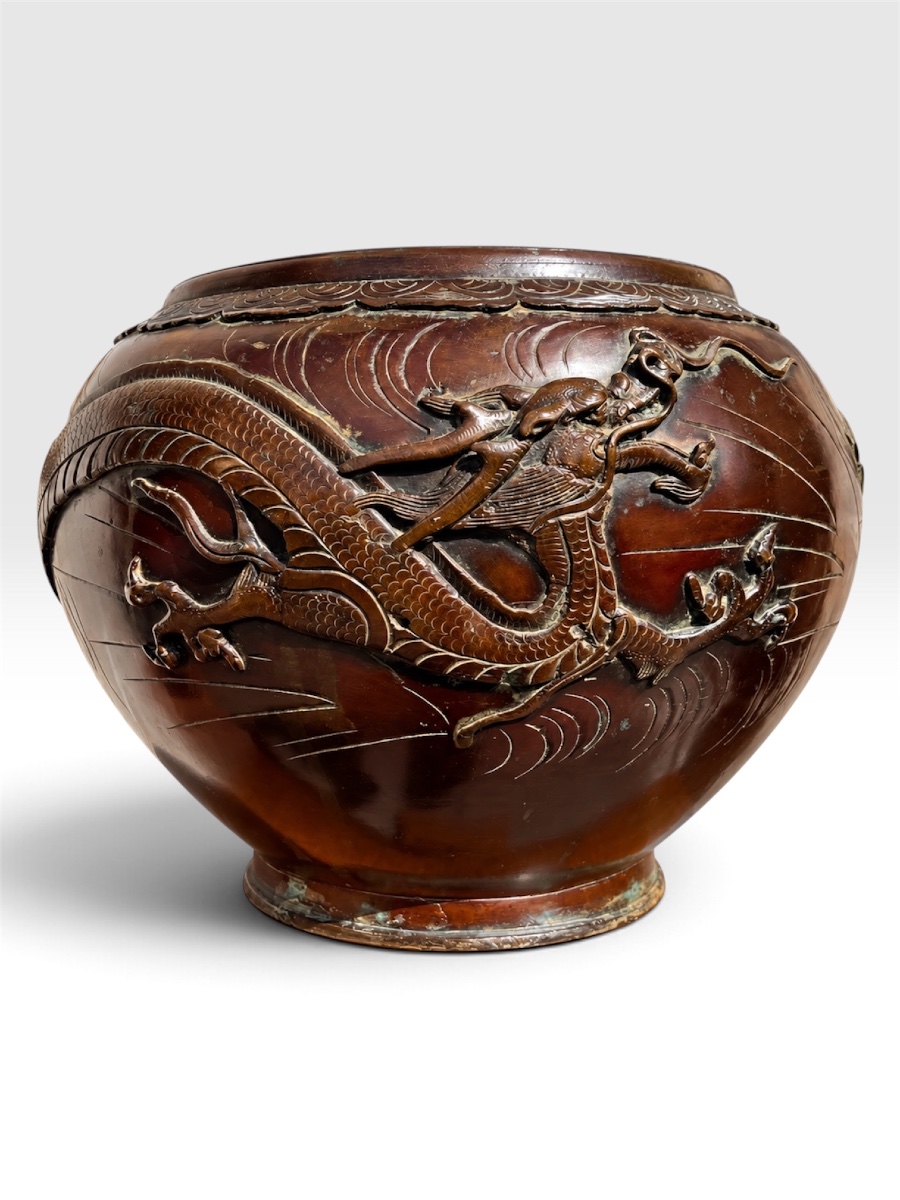 Hibachi / cache-pot en bronze à décor de dragon, époque meiji – japon