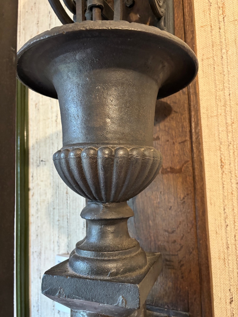 Grande pompe à eau murale en fonte, cuivre et laiton avec vase Médicis, vers 1850-photo-1