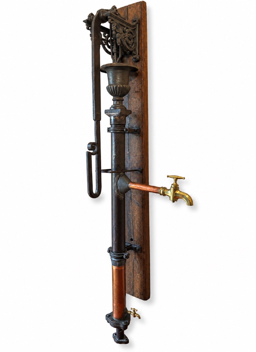 Grande pompe à eau murale en fonte, cuivre et laiton avec vase Médicis, vers 1850