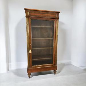 Vitrine en noyer, style Louis XVI – fin XIXe siècle