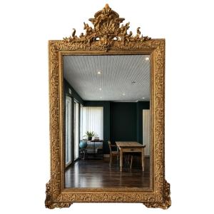Beau miroir doré de style Louis XV, datant de la fin du XIXe – début du XXe siècle.