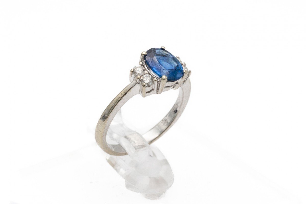 Modern White Gold Ring With Oval Sapphire And Diamonds-photo-3