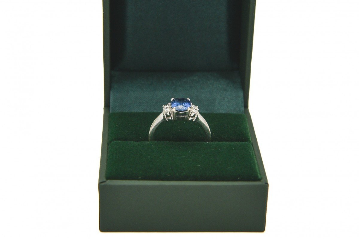 Modern White Gold Ring With Oval Sapphire And Diamonds-photo-1