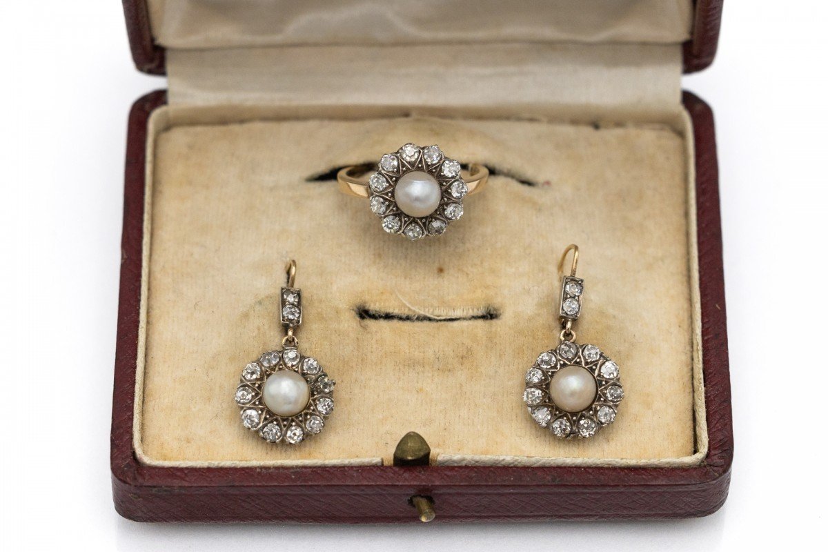 Ensemble Ancien, Bague Et Boucles d'Oreilles En Or Avec Diamants Et Perles Naturelles.