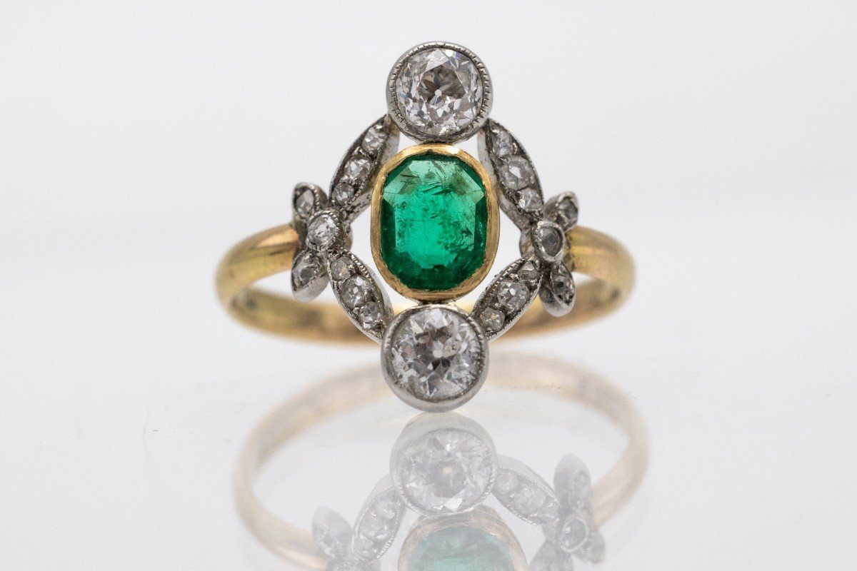 Bague Ancienne En Or Belle Epoque Avec émeraude Et Diamants, France, Vers 1900.