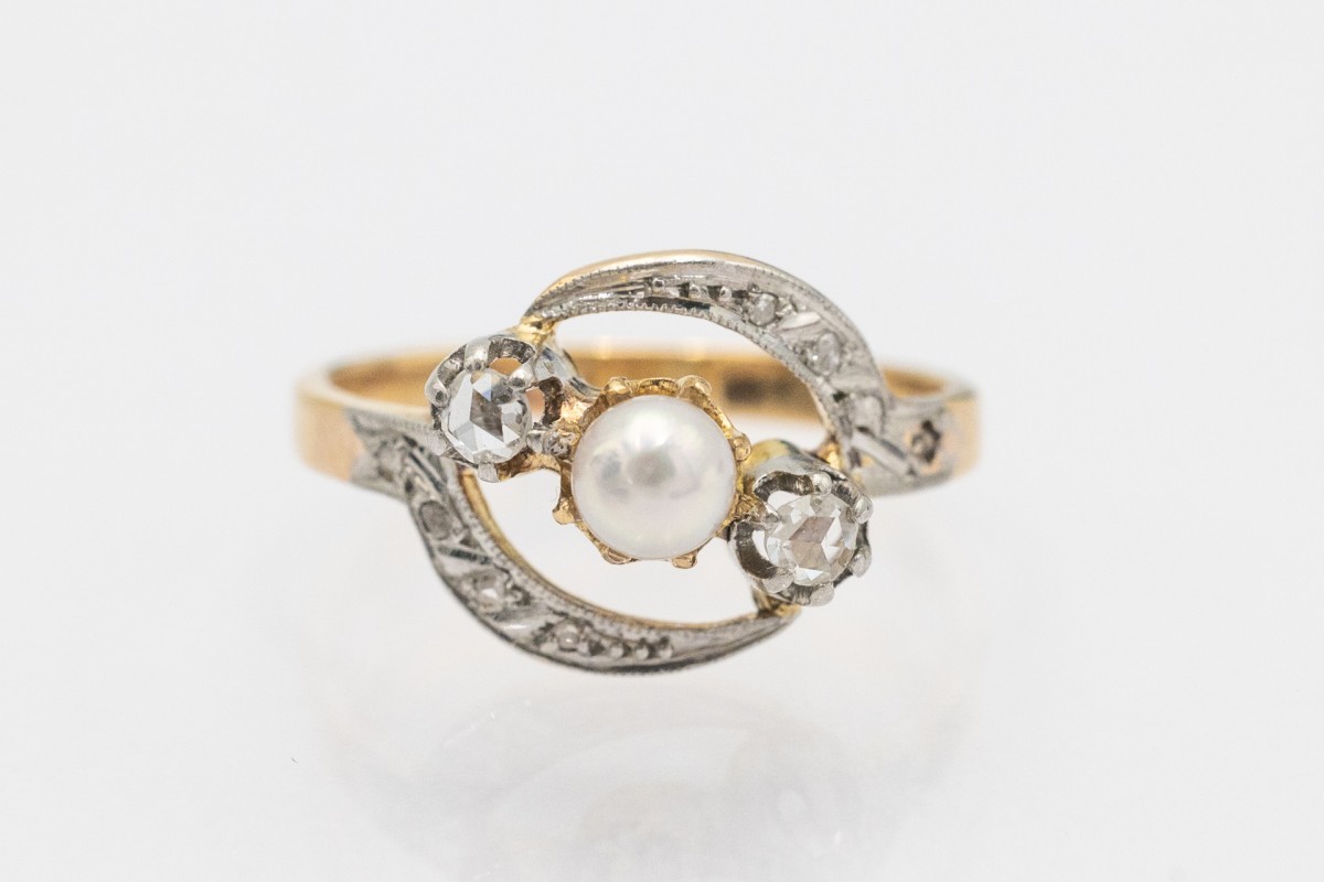 Bague Ancienne En Or Avec Diamants Taille Rose Et Une Perle, France.